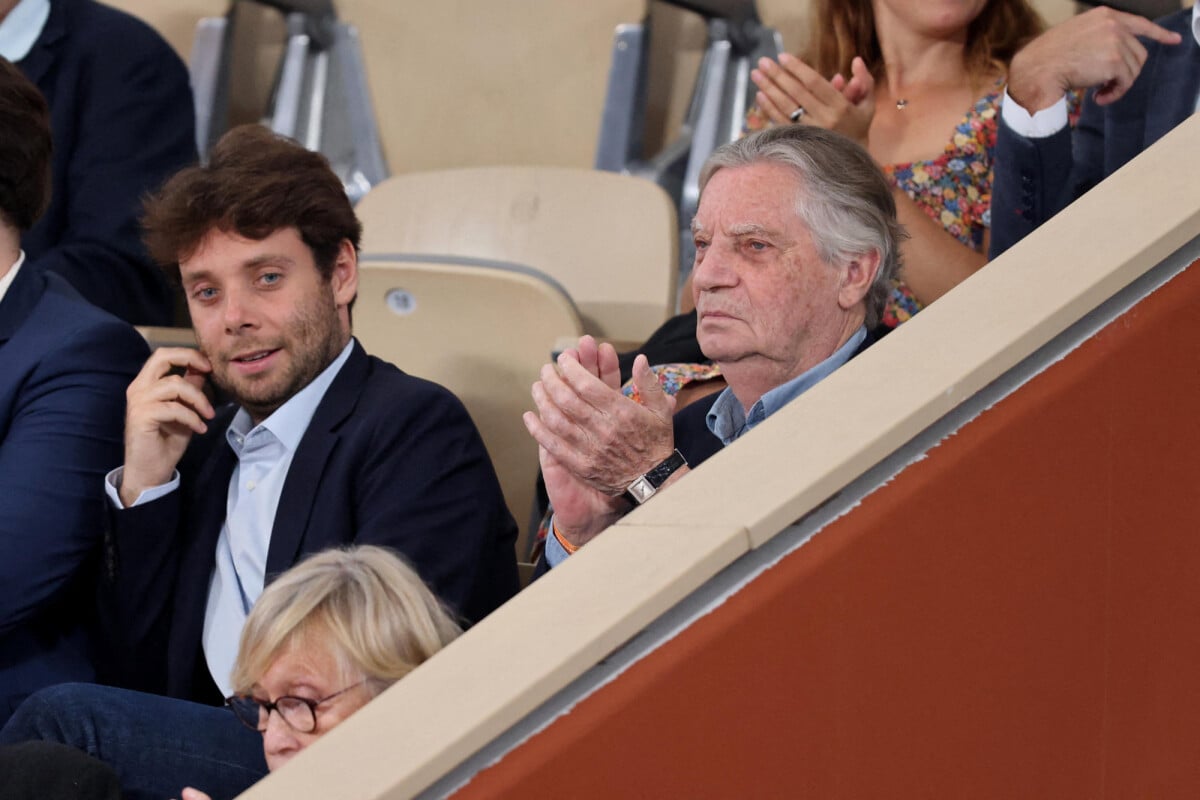 Photo : Noémie Merlant et son compagnon Simon Bouisson dans les tribunes  des internationaux de France de tennis de Roland Garros à Paris, France, le  8 juin 2019. © Jacovides / Moreau/Bestimage - Purepeople