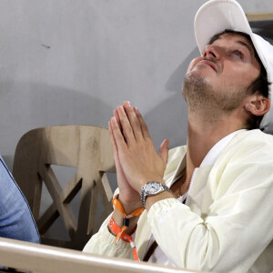 César Domboy et Pierre Niney en tribune (jour 13) lors des Internationaux de France de Tennis de Roland Garros 2022 à Paris, France, le 3 juin 2022. © Dominique Jacovides/Bestimage
