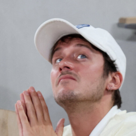 César Domboy et Pierre Niney en tribune (jour 13) lors des Internationaux de France de Tennis de Roland Garros 2022 à Paris, France, le 3 juin 2022. © Dominique Jacovides/Bestimage