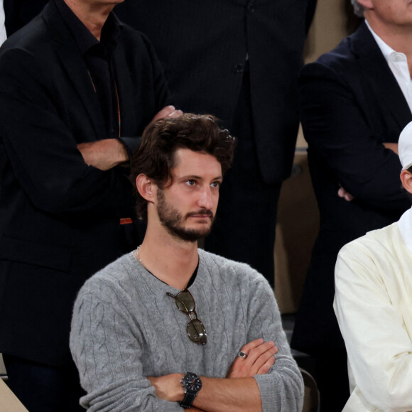 Pierre Niney et César Domboy en tribune (jour 13) lors des Internationaux de France de Tennis de Roland Garros 2022 à Paris, France, le 3 juin 2022. © Dominique Jacovides/Bestimage