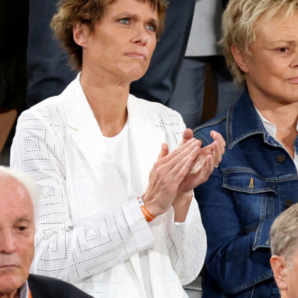 Muriel Robin et sa femme Anne Le Nen en tribune (jour 13) lors des Internationaux de France de Tennis de Roland Garros 2022 à Paris, France, le 3 juin 2022. © Dominique Jacovides/Bestimage