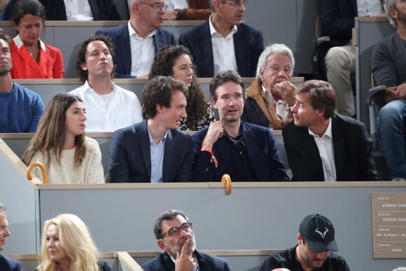 Frédéric Arnault et son amie avec son frère Antoine Arnault et un ami en tribune lors des Internationaux de France de Tennis de Roland Garros 2022 à Paris, France, le 3 juin 2022. © Bertrand Rindoff/Bestimage