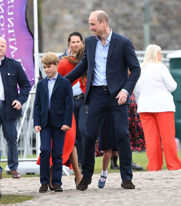 Le prince William, duc Cambridge, et le prince George - Le duc et la duchesse de Cambridge, et leurs enfants, en visite à Cardiff, à l'occasion du jubilé de platine de la reine d'Angleterre.