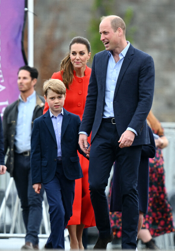 Kate Catherine Middleton, duchesse de Cambridge, le prince William, duc Cambridge, et le prince George - Le duc et la duchesse de Cambridge, et leurs enfants, en visite à Cardiff, à l'occasion du jubilé de platine de la reine d'Angleterre. Le 4 juin 2022