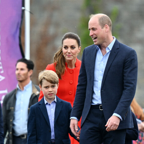 Kate Catherine Middleton, duchesse de Cambridge, le prince William, duc Cambridge, et le prince George - Le duc et la duchesse de Cambridge, et leurs enfants, en visite à Cardiff, à l'occasion du jubilé de platine de la reine d'Angleterre. Le 4 juin 2022