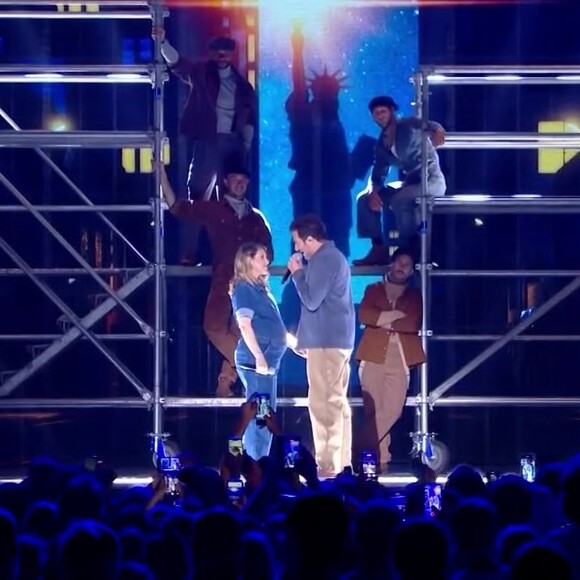 Amir Haddad : sa femme Lital, enceinte, le rejoint sur scène dans La chanson de l'année sur TF1
