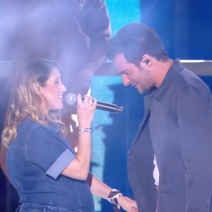 Amir Haddad : sa femme Lital, enceinte, le rejoint sur scène dans La chanson de l'année sur TF1