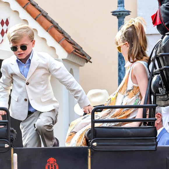 Le prince Albert II de Monaco avec ses enfants, le prince Jacques de Monaco, marquis des Baux et la princesse Charlène de Monaco en calèche pour se rendre à la fête des Fiefs 3ème rencontre des sites historiques Grimaldi de Monaco, le 4 juin 2022. © Claudia Albuquerque/Bestimage