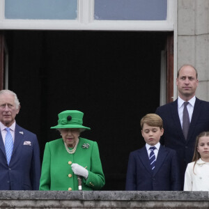 Camilla Parker Bowles, duchesse de Cornouailles, le prince Charles, la reine Elisabeth II, le prince William, duc de Cambridge, Kate Catherine Middleton, duchesse de Cambridge, et leurs enfants le prince George, la princesse Charlotte et le prince Louis - La famille royale d'Angleterre au balcon du palais de Buckingham, à l'occasion du jubilé de la reine d'Angleterre. Le 5 juin 2022