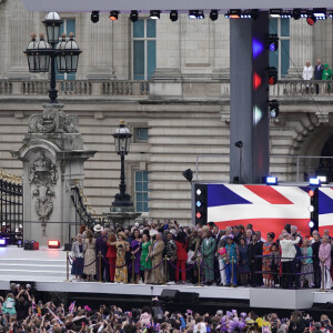 Illustration foule - La famille royale d'Angleterre au balcon du palais de Buckingham, à l'occasion du jubilé de la reine d'Angleterre. Le 5 juin 2022