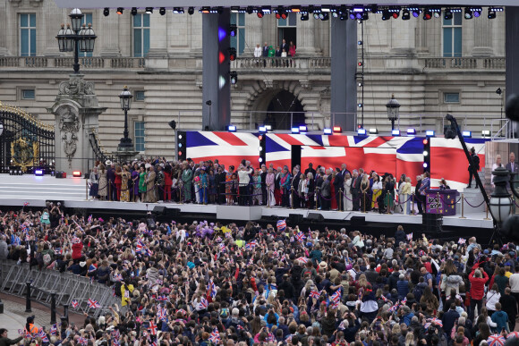 Illustration foule - La famille royale d'Angleterre au balcon du palais de Buckingham, à l'occasion du jubilé de la reine d'Angleterre. Le 5 juin 2022