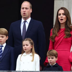 Le prince William, duc de Cambridge, Kate Catherine Middleton, duchesse de Cambridge, et leurs enfants le prince George, la princesse Charlotte et le prince Louis - La famille royale d'Angleterre au balcon du palais de Buckingham, à l'occasion du jubilé de la reine d'Angleterre. Le 5 juin 2022