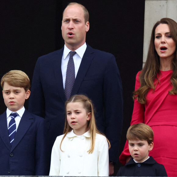 Le prince William, duc de Cambridge, Kate Catherine Middleton, duchesse de Cambridge, et leurs enfants le prince George, la princesse Charlotte et le prince Louis - La famille royale d'Angleterre au balcon du palais de Buckingham, à l'occasion du jubilé de la reine d'Angleterre. Le 5 juin 2022