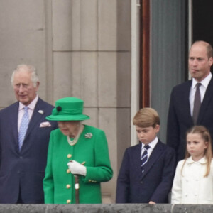 Camilla Parker Bowles, duchesse de Cornouailles, le prince Charles, la reine Elisabeth II, le prince William, duc de Cambridge, Kate Catherine Middleton, duchesse de Cambridge, et leurs enfants le prince George, la princesse Charlotte et le prince Louis - La famille royale d'Angleterre au balcon du palais de Buckingham, à l'occasion du jubilé de la reine d'Angleterre. Le 5 juin 2022