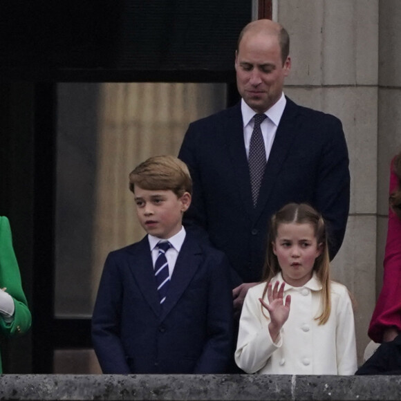 La reine Elisabeth II, le prince William, duc de Cambridge, Kate Catherine Middleton, duchesse de Cambridge, et leurs enfants le prince George, la princesse Charlotte et le prince Louis - La famille royale d'Angleterre au balcon du palais de Buckingham, à l'occasion du jubilé de la reine d'Angleterre. Le 5 juin 2022