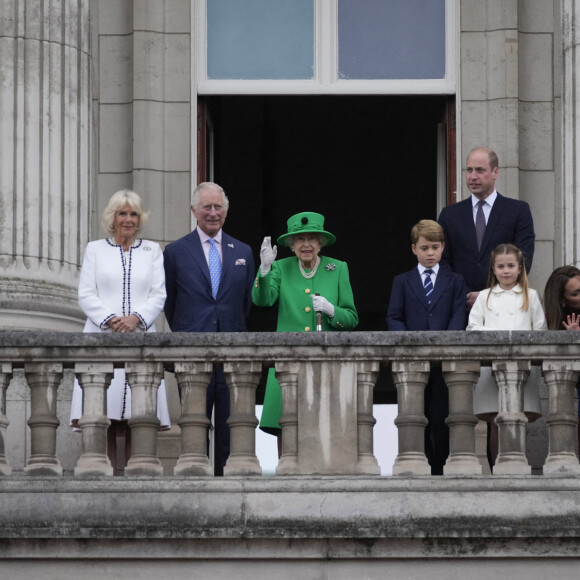 Camilla Parker Bowles, duchesse de Cornouailles, le prince Charles, la reine Elisabeth II, le prince William, duc de Cambridge, Kate Catherine Middleton, duchesse de Cambridge, et leurs enfants le prince George, la princesse Charlotte et le prince Louis - La famille royale d'Angleterre au balcon du palais de Buckingham, à l'occasion du jubilé de la reine d'Angleterre. Le 5 juin 2022