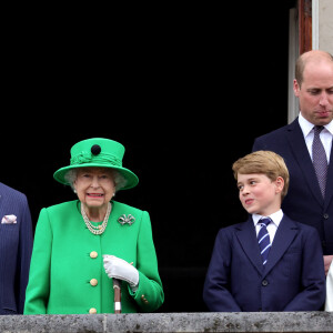 Camilla Parker Bowles, duchesse de Cornouailles, le prince Charles, la reine Elisabeth II, le prince William, duc de Cambridge, Kate Catherine Middleton, duchesse de Cambridge, et leurs enfants le prince George, la princesse Charlotte et le prince Louis - La famille royale d'Angleterre au balcon du palais de Buckingham, à l'occasion du jubilé de la reine d'Angleterre. Le 5 juin 2022