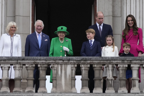 Camilla Parker Bowles, duchesse de Cornouailles, le prince Charles, la reine Elisabeth II, le prince William, duc de Cambridge, Kate Catherine Middleton, duchesse de Cambridge, et leurs enfants le prince George, la princesse Charlotte et le prince Louis - La famille royale d'Angleterre au balcon du palais de Buckingham, à l'occasion du jubilé de la reine d'Angleterre. Le 5 juin 2022