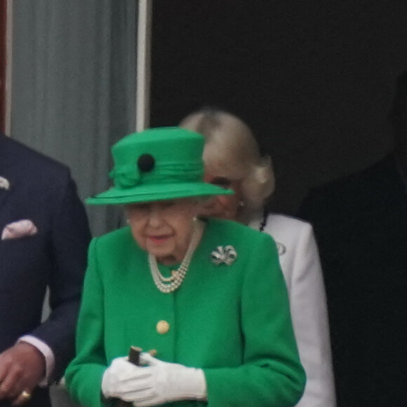 Camilla Parker Bowles, duchesse de Cornouailles, le prince Charles, la reine Elisabeth II, le prince William, duc de Cambridge, Kate Catherine Middleton, duchesse de Cambridge, et leurs enfants le prince George, la princesse Charlotte et le prince Louis - La famille royale d'Angleterre au balcon du palais de Buckingham, à l'occasion du jubilé de la reine d'Angleterre. Le 5 juin 2022