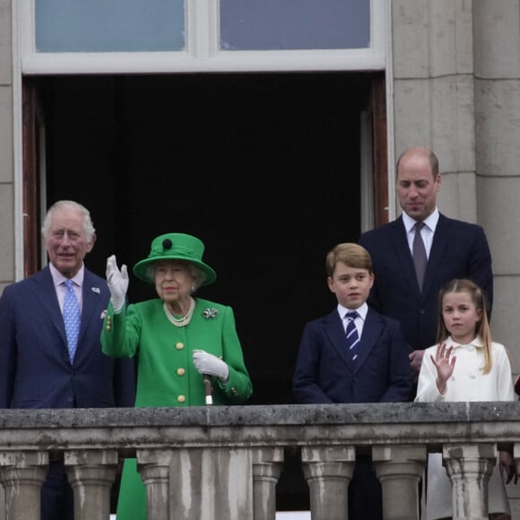 Camilla Parker Bowles, duchesse de Cornouailles, le prince Charles, la reine Elisabeth II, le prince William, duc de Cambridge, Kate Catherine Middleton, duchesse de Cambridge, et leurs enfants le prince George, la princesse Charlotte et le prince Louis - La famille royale d'Angleterre au balcon du palais de Buckingham, à l'occasion du jubilé de la reine d'Angleterre. Le 5 juin 2022