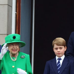 Camilla Parker Bowles, duchesse de Cornouailles, le prince Charles, la reine Elisabeth II, le prince William, duc de Cambridge, Kate Catherine Middleton, duchesse de Cambridge, et leurs enfants le prince George, la princesse Charlotte et le prince Louis - La famille royale d'Angleterre au balcon du palais de Buckingham, à l'occasion du jubilé de la reine d'Angleterre. Le 5 juin 2022