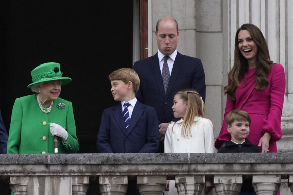 La reine Elisabeth II, le prince William, duc de Cambridge, Kate Catherine Middleton, duchesse de Cambridge, et leurs enfants le prince George, la princesse Charlotte et le prince Louis - La famille royale d'Angleterre au balcon du palais de Buckingham, à l'occasion du jubilé de la reine d'Angleterre. Le 5 juin 2022