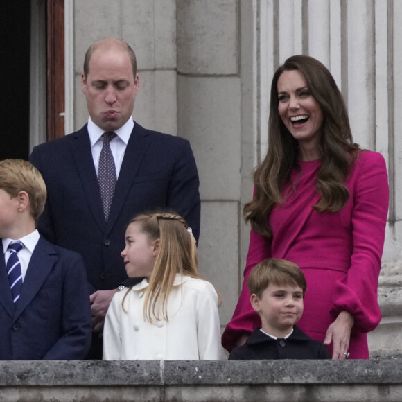 La reine Elisabeth II, le prince William, duc de Cambridge, Kate Catherine Middleton, duchesse de Cambridge, et leurs enfants le prince George, la princesse Charlotte et le prince Louis - La famille royale d'Angleterre au balcon du palais de Buckingham, à l'occasion du jubilé de la reine d'Angleterre. Le 5 juin 2022