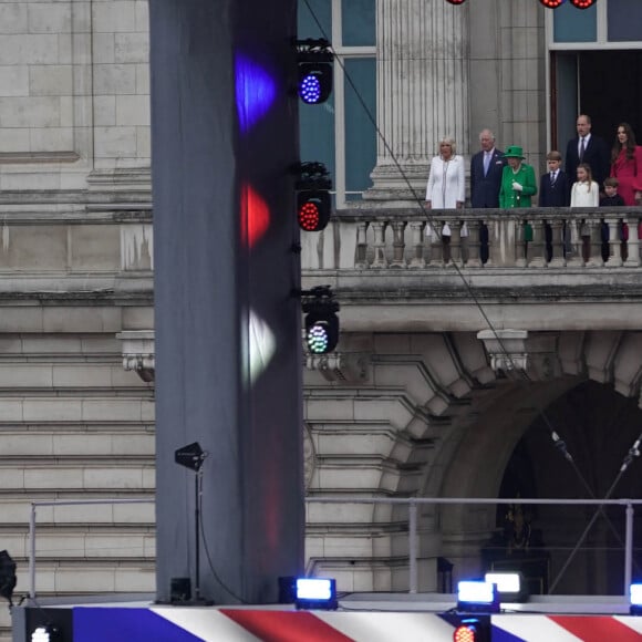 Illustration foule - La famille royale d'Angleterre au balcon du palais de Buckingham, à l'occasion du jubilé de la reine d'Angleterre. Le 5 juin 2022