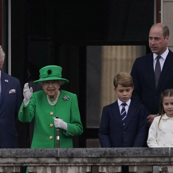 Camilla Parker Bowles, duchesse de Cornouailles, le prince Charles, la reine Elisabeth II, le prince William, duc de Cambridge, Kate Catherine Middleton, duchesse de Cambridge, et leurs enfants le prince George, la princesse Charlotte et le prince Louis - La famille royale d'Angleterre au balcon du palais de Buckingham, à l'occasion du jubilé de la reine d'Angleterre. Le 5 juin 2022