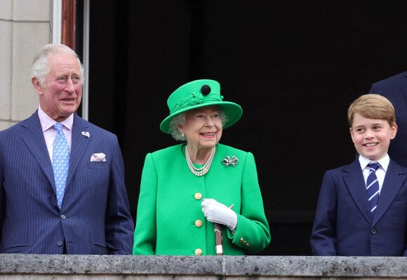Le prince Charles, la reine Elisabeth II, le prince George - La famille royale d'Angleterre au balcon du palais de Buckingham, à l'occasion du jubilé de la reine d'Angleterre. Le 5 juin 2022  The Prince of Wales, Queen Elizabeth II and Prince George appear on the balcony during the Platinum Jubilee Pageant in front of Buckingham Palace, London, on day four of the Platinum Jubilee celebrations. Picture date: Sunday June 5, 2022. 