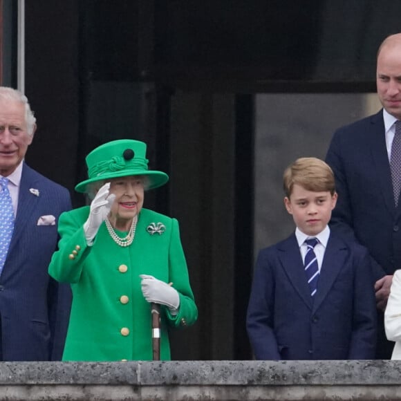 Camilla Parker Bowles, duchesse de Cornouailles, le prince Charles, la reine Elisabeth II, le prince William, duc de Cambridge, Kate Catherine Middleton, duchesse de Cambridge, et leurs enfants le prince George, la princesse Charlotte et le prince Louis - La famille royale d'Angleterre au balcon du palais de Buckingham, à l'occasion du jubilé de la reine d'Angleterre. Le 5 juin 2022