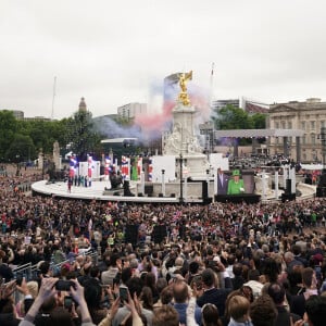 Illustration foule - La famille royale d'Angleterre au balcon du palais de Buckingham, à l'occasion du jubilé de la reine d'Angleterre. Le 5 juin 2022