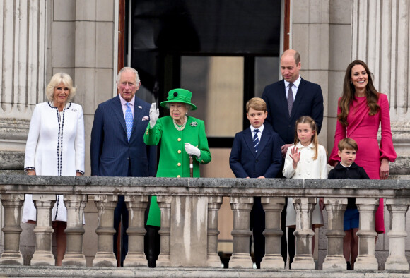Camilla Parker Bowles, duchesse de Cornouailles, le prince Charles, la reine Elisabeth II, le prince William, duc de Cambridge, Kate Catherine Middleton, duchesse de Cambridge, et leurs enfants le prince George, la princesse Charlotte et le prince Louis - La famille royale d'Angleterre au balcon du palais de Buckingham, à l'occasion du jubilé de la reine d'Angleterre. Le 5 juin 2022