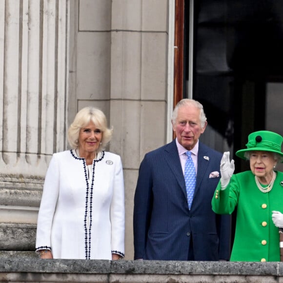 Camilla Parker Bowles, duchesse de Cornouailles, le prince Charles, la reine Elisabeth II, le prince William, duc de Cambridge, Kate Catherine Middleton, duchesse de Cambridge, et leurs enfants le prince George, la princesse Charlotte et le prince Louis - La famille royale d'Angleterre au balcon du palais de Buckingham, à l'occasion du jubilé de la reine d'Angleterre. Le 5 juin 2022