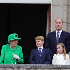 Camilla Parker Bowles, duchesse de Cornouailles, le prince Charles, la reine Elisabeth II, le prince William, duc de Cambridge, Kate Catherine Middleton, duchesse de Cambridge, et leurs enfants le prince George, la princesse Charlotte et le prince Louis - La famille royale d'Angleterre au balcon du palais de Buckingham, à l'occasion du jubilé de la reine d'Angleterre. Le 5 juin 2022