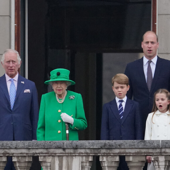 Camilla Parker Bowles, duchesse de Cornouailles, le prince Charles, la reine Elisabeth II, le prince William, duc de Cambridge, Kate Catherine Middleton, duchesse de Cambridge, et leurs enfants le prince George, la princesse Charlotte et le prince Louis - La famille royale d'Angleterre au balcon du palais de Buckingham, à l'occasion du jubilé de la reine d'Angleterre. Le 5 juin 2022