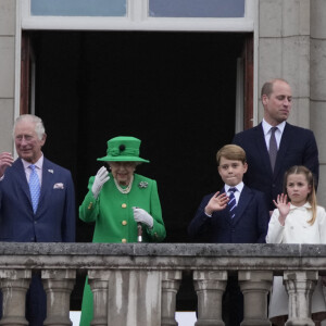 Camilla Parker Bowles, duchesse de Cornouailles, le prince Charles, la reine Elisabeth II, le prince William, duc de Cambridge, Kate Catherine Middleton, duchesse de Cambridge, et leurs enfants le prince George, la princesse Charlotte et le prince Louis - La famille royale d'Angleterre au balcon du palais de Buckingham, à l'occasion du jubilé de la reine d'Angleterre. Le 5 juin 2022