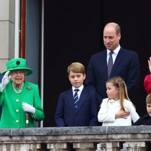 Camilla Parker Bowles, duchesse de Cornouailles, le prince Charles, la reine Elisabeth II, le prince William, duc de Cambridge, Kate Catherine Middleton, duchesse de Cambridge, et leurs enfants le prince George, la princesse Charlotte et le prince Louis - La famille royale d'Angleterre au balcon du palais de Buckingham, à l'occasion du jubilé de la reine d'Angleterre. Le 5 juin 2022