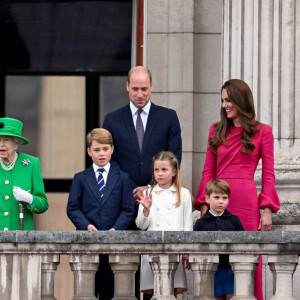 Camilla Parker Bowles, duchesse de Cornouailles, le prince Charles, la reine Elisabeth II, le prince William, duc de Cambridge, Kate Catherine Middleton, duchesse de Cambridge, et leurs enfants le prince George, la princesse Charlotte et le prince Louis - La famille royale d'Angleterre au balcon du palais de Buckingham, à l'occasion du jubilé de la reine d'Angleterre. Le 5 juin 2022