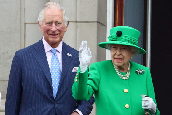Le prince Charles, la reine Elisabeth II - La famille royale d'Angleterre au balcon du palais de Buckingham, à l'occasion du jubilé de la reine d'Angleterre. Le 5 juin 2022