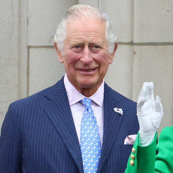 Le prince Charles, la reine Elisabeth II - La famille royale d'Angleterre au balcon du palais de Buckingham, à l'occasion du jubilé de la reine d'Angleterre. Le 5 juin 2022