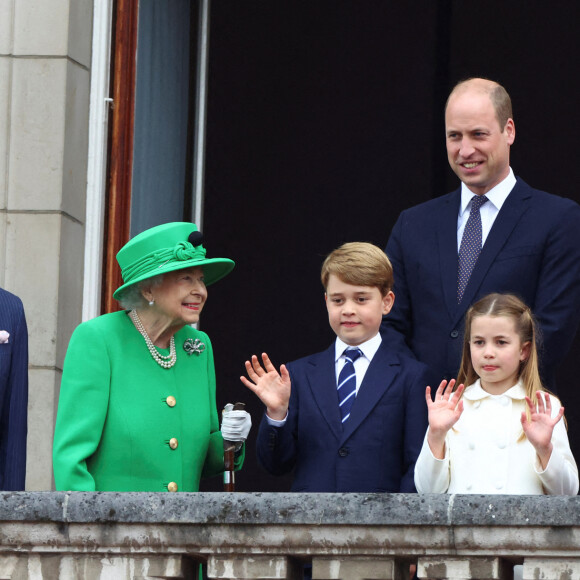 Camilla Parker Bowles, duchesse de Cornouailles, le prince Charles, la reine Elisabeth II, le prince William, duc de Cambridge, Kate Catherine Middleton, duchesse de Cambridge, et leurs enfants le prince George, la princesse Charlotte et le prince Louis - La famille royale d'Angleterre au balcon du palais de Buckingham, à l'occasion du jubilé de la reine d'Angleterre. Le 5 juin 2022