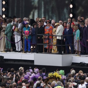 Illustration foule - La famille royale d'Angleterre au balcon du palais de Buckingham, à l'occasion du jubilé de la reine d'Angleterre. Le 5 juin 2022