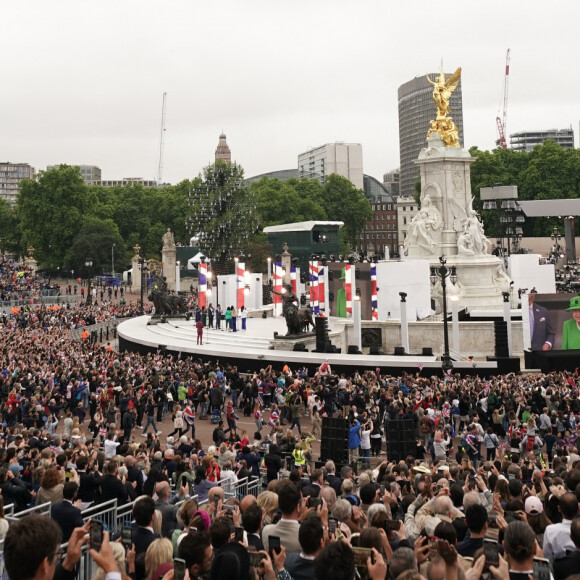 Illustration foule - La famille royale d'Angleterre au balcon du palais de Buckingham, à l'occasion du jubilé de la reine d'Angleterre. Le 5 juin 2022