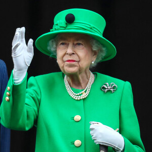 La reine Elisabeth II d'Angleterre - La famille royale au balcon du palais de Buckingham lors de la parade de clôture de festivités du jubilé de la reine à Londres