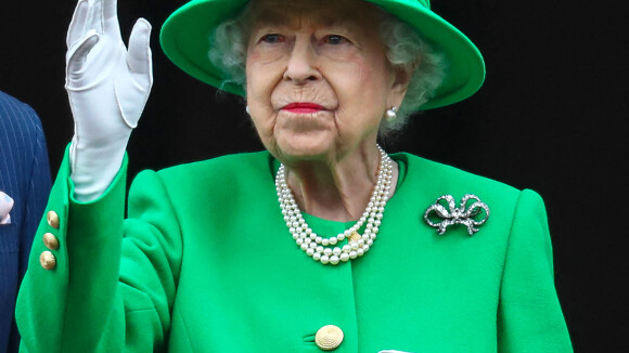 Surprise ! Elizabeth II apparaît sur le balcon en famille pour le dernier jour du jubilé, et livre un message poignant