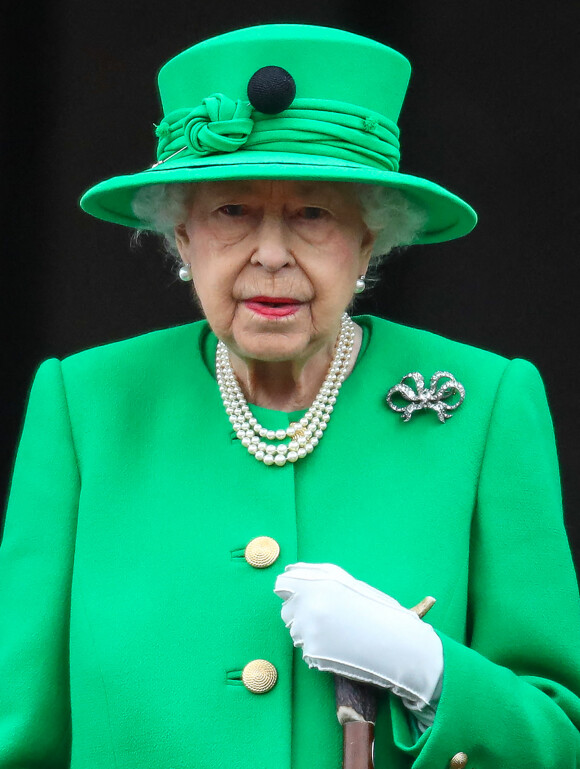 La reine Elisabeth II d'Angleterre - La famille royale au balcon du palais de Buckingham lors de la parade de clôture de festivités du jubilé de la reine à Londres le 5 juin 2022.