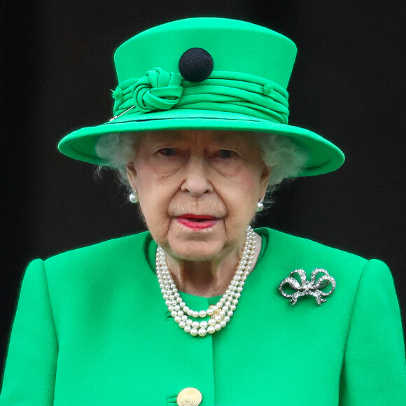 La reine Elisabeth II d'Angleterre - La famille royale au balcon du palais de Buckingham lors de la parade de clôture de festivités du jubilé de la reine à Londres le 5 juin 2022.