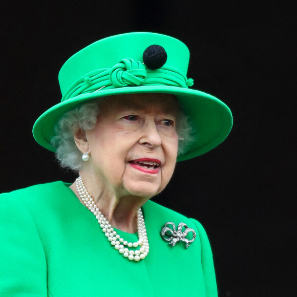 La reine Elisabeth II d'Angleterre - La famille royale au balcon du palais de Buckingham lors de la parade de clôture de festivités du jubilé de la reine à Londres le 5 juin 2022.