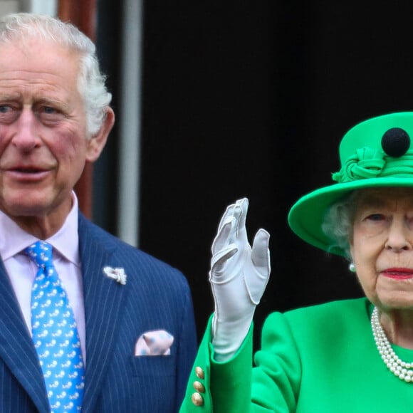 Le prince Charles, prince de Galles, la reine Elisabeth II d'Angleterre - La famille royale au balcon du palais de Buckingham lors de la parade de clôture de festivités du jubilé de la reine à Londres le 5 juin 2022.  Members of The Royal Family attend The Queen's Platinum Jubilee Pageant at Buckingham Palace, London, UK, on the 5th June 2022. 